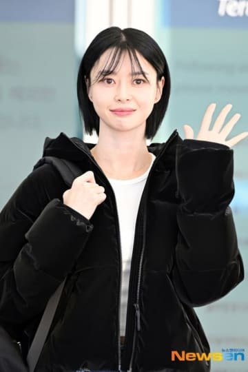 【PHOTO】クォン・ナラ、海外スケジュールのため出国…爽やかな魅力
