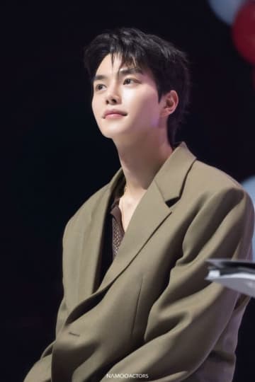 ソン・ガン、除隊後初の韓国ファンミーティングが大盛況！ファンとの再会に感動…サイン入りポスターの手渡しも