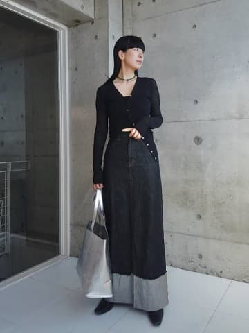 黒カーディガンはこう着れば重くならない！【2025秋冬】モノトーンコーデ着こなしテク