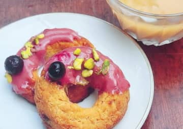 かわいい北欧風ドーナツが簡単に！人気レシピ作者"マダム・フィーカ"さんが華やかドーナツで「激突メシあがれ」に挑戦