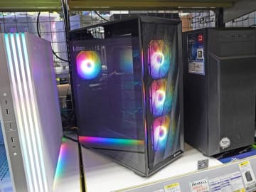 Sharkoonの格安ミドルタワーケース「VK4 Rainbow」がTSUKUMOで展示スタート