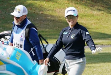 畑岡奈紗が首位で週末へ