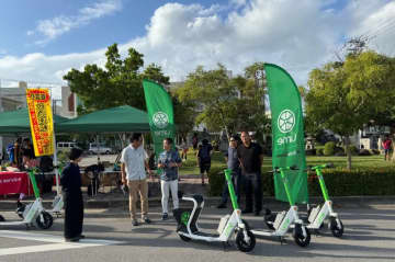 座って乗れる「Limeラクモ」石垣島でスタート　万博車両を再活用