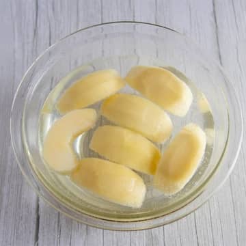 【塩も砂糖もレモン汁も使わない！】りんごの変色を防ぐ驚きの裏ワザに「こんな効果があったなんて」「味も変わらず最高」