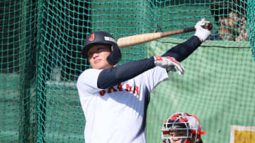 【侍ジャパン】森下翔太がバット掲げ確信　レフトスタンドへ飛び込むチーム第1号の2ランHR