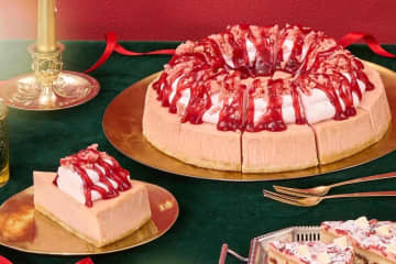 スターバックス25年冬“苺風味”のチーズケーキ＆アールグレイスコーン、クリスマスクッキー缶も