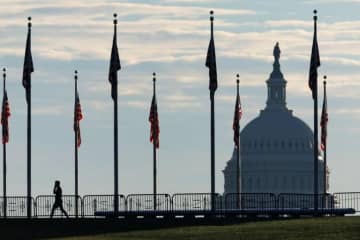 米政府再開へ前進、上院が修正予算案の手続き動議を可決