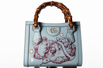 グッチ、ヒグチユウコが描く“魔法の森”ハンドバッグ＆ドレス姿の猫キーチェーン