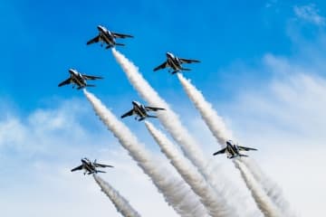 ブルーインパルス、「デフリンピック」にあわせ福島・Jヴィレッジ上空を飛ぶ！ 11月15日