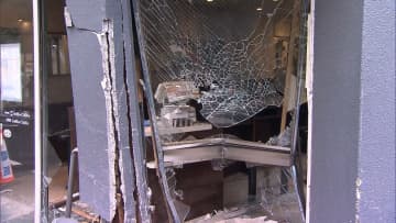 「吉野家」に車突っ込む…60代男性がアクセルとブレーキ踏み間違えか　店内に客いるもケガ人なし　東京・世田谷区