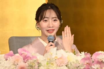 “梨園の妻”能條愛未、0.7カラットの婚約指輪キラリ　今後の芸能活動は「可能な範囲で」…夫・橋之助のサポート優先