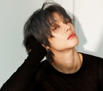 TXT ヨンジュン、アメリカの人気番組「The Kelly Clarkson Show」にソロで出演！新曲を披露