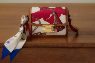 セリーヌ“スカーフチャーム“揺れる「トリオンフ」バッグ、カラフルなシルク生地で