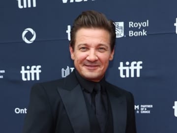 ジェレミー・レナー、アジア人女性監督からのハラスメント告発を受け否定「事実無根」