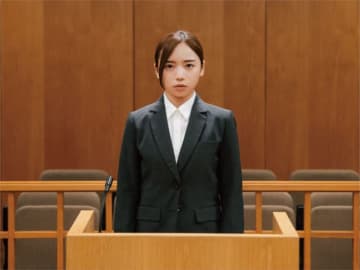 齊藤京子の輝くアイドル姿から不安抱えるスーツ姿も『恋愛裁判』場面写真16点一挙解禁