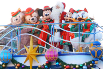 雨バージョンの「ディズニー・クリスマス・グリーティング」を見てきた。ミッキー・ダッフィーたちがレインコート姿でご挨拶