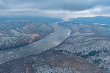 辺境地域結ぶ国道が雪化粧　中国黒竜江省