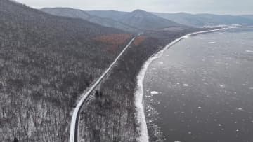 辺境地域結ぶ国道が雪化粧　中国黒竜江省