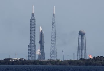 ジェフ・ベゾス氏のブルーオリジン、ニューグレンロケットの打ち上げ延期　天候不良