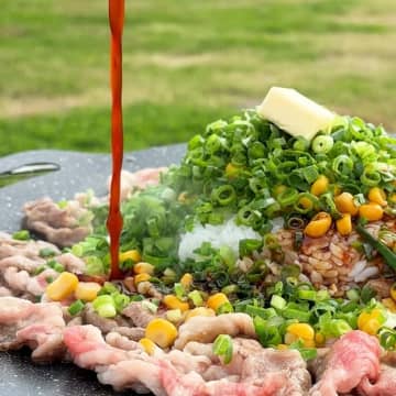 【外で食べると100倍うまい！】「混ぜた瞬間に歓声あがるやつ！」ジュワ〜ッと肉汁×バターが香る♡BBQペッパービーフライス
