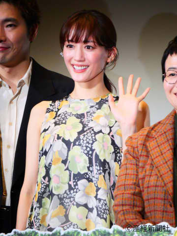 綾瀬はるか、砂に足を埋めて大爆笑　年齢を超えた可憐さにSNS騒然