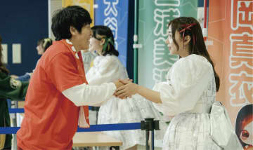 齊藤京子が握手会でファンをまっすぐに見つめる姿が　『恋愛裁判』新場面写真公開