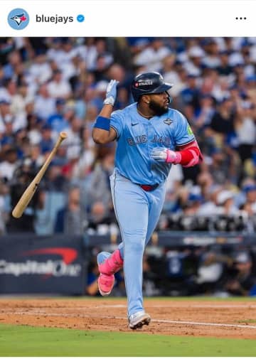 ブルージェイズ主砲ゲレーロJr．ド派手にドミニカ凱旋　高級車の屋根から手を振り...パレードのよう