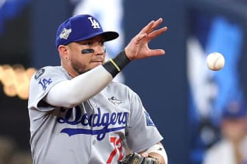 ドジャースはロハスと「再契約するべきか？」地元メディアが問いかけ、ド軍ファンは「もう１年働く権利を得たはず」「栄誉を与えて」