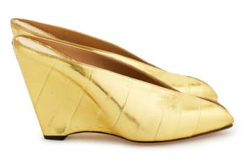 フェラガモ“メタリックゴールド”ミュールや「ガンチーニ」パンプス、リニューアルの銀座本店で