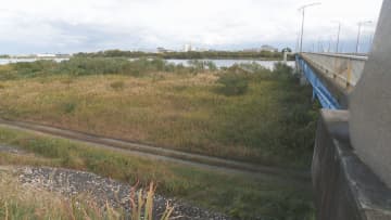 富山市の神通川河口にクマの足跡「県内どこでも出没の可能性」専門家が警告　山から20キロ離れた場所、活動範囲の広がりに警戒