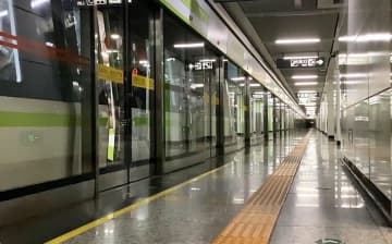 地下鉄車内で女性の服が燃える、モバイルバッテリーが発火―中国