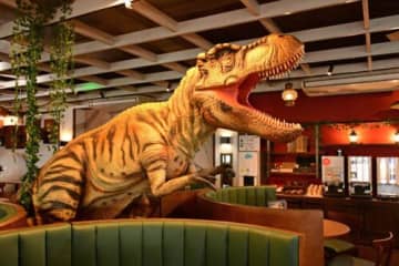 レストランを動く恐竜が占拠 伊豆ぐらんぱる公園「ダイナソー レストラン」オープン