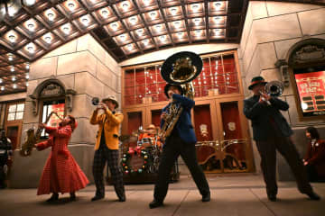 東京ディズニーシーでクリスマス限定のライブ＆パフォーマンス始まる。「アトモスフィア」3公演をいち早く見てきた