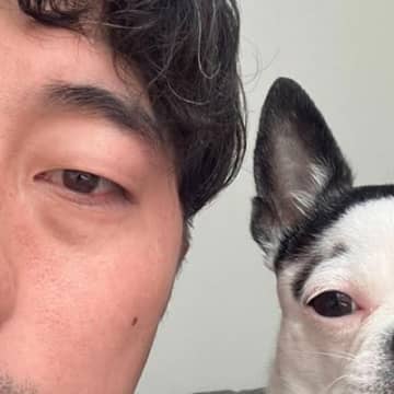 『前世兄弟だよね？』旦那と犬のツーショットを見てみたら…『信じられないほど似ている光景』が54万表示「飼い主が犬に似るパターンｗ」と反響