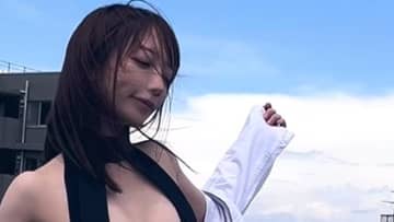 清水あいり、TMな水着で