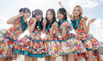 主演・齊藤京子　映画『恋愛裁判』の劇中アイドルグループ【ハッピー☆ファンファーレ】の姿を含む場面写真が一挙解禁！
