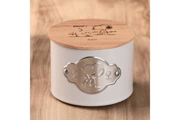 カルディ、スヌーピーのシンプルかわいい「ウッドリットラウンドティン」発売