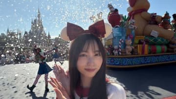 まるで雪！？ディズニーランドのクリスマス 新パレードを大公開！テディベアに囲まれたミッキーやカラフルなくるみ割り人形も