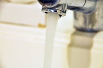 真鶴町、水道料金を38％引き上げ方針　実現なら神奈川で最高額、町長は「引き下げ」の公約守れず陳謝