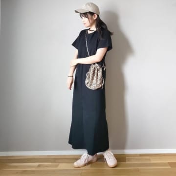 黒ワンピース×ベージュ靴で叶える！ 大人のこなれコーデ術