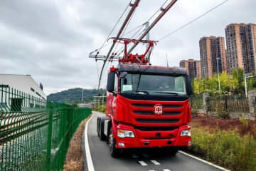 走行中に充電、「グリーン電力」で走るパンタグラフ付き大型トラックが鉄道博覧会に登場―中国