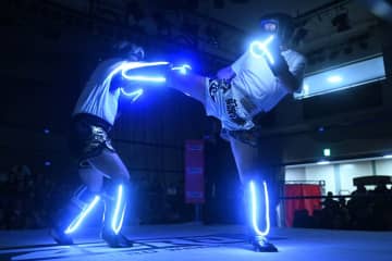 【ゼロワン】世界初！視覚障がい者のためのキックボクシング試合が開催　グローブにＬＥＤ