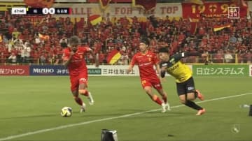 「レベル違う」日本代表選外の24歳FW、脅威の“超加速ドリブル”でDF2人をぶち破る「馬力やべえ」圧倒的打開力にファン衝撃