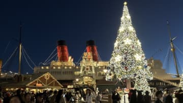 ディズニーシー クリスマスに思わずうっとり！夜のイルミできらびやかに輝く巨大ツリーや限定フードを林佑香キャスターが体験
