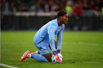 日本代表GK鈴木彩艶、約3カ月離脱の可能性…左手骨折で復帰は来年2～3月の見込みか