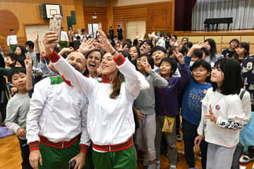 東京デフリンピックが15日に開幕、ポルトガル選手団が藤沢の小学生と交流