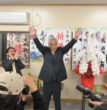 茨城・神栖市長選　得票同数　くじで木内氏初当選　県選管「極めて異例」