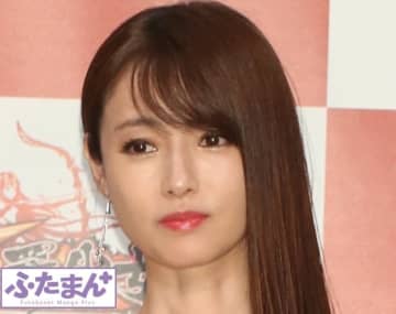 「タイトなシルエットが美しい…」人気女優が実写化作品でまとった「圧巻のピチピチ衣装」