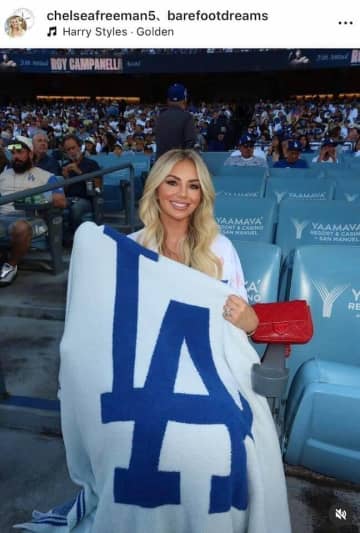 ドジャース・フリーマン、ヘソ出しコーデの元モデル美人妻と密着＆ステキ笑顔2ショ　優勝パレードで