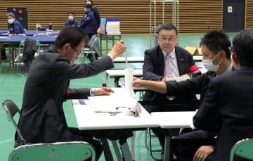 茨城・神栖市長選くじ決着　得票同数「本当なのか」　情報錯綜、支持者困惑